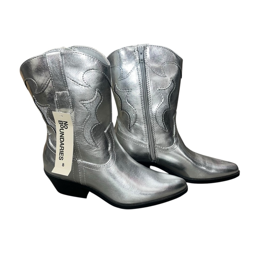 No boundaries silver short western boot NWT